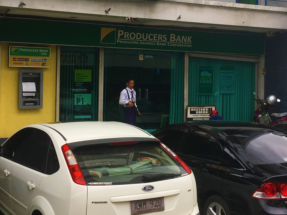 Обычно с дробовиком охраняют банки и аптеки, а с пистолетом — магазины попроще.