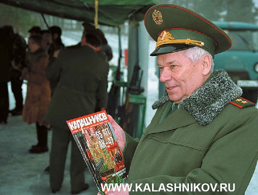 22.11.2002, Ижевск. М. Т. Калашников держит в руках спецвыпуск журнала «КАЛАШНИКОВ», посвящённый 55-летию АК-47. Фото Михаила Дегтярёва