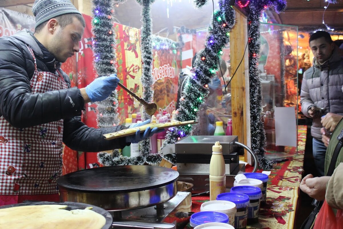 Таки вот лотки с сувенирами, пончиками, блинами соседствуют с домиками-ресторанчиками
