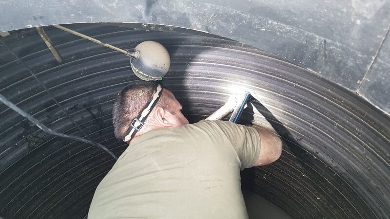 Стоишь по пояс в воде и варишь полиэтилен. Иногда нужно делать такую работу