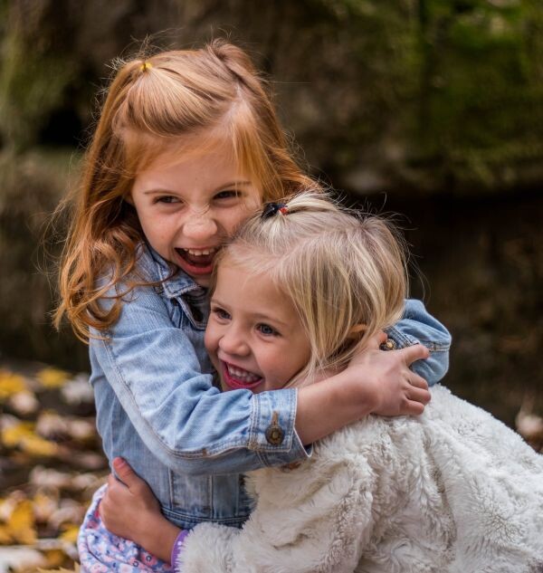 Детская дружба начинается с игры, позднее она уже перерастает в то, что мы, взрослые, привыкли называть дружбой - взаимную поддержку, теплоту, выручку. https://images.pexels.com/photos/225017/pexels-photo-225017.jpeg?auto=compress&cs=tinysrgb&dpr=3&h=750&w=1260