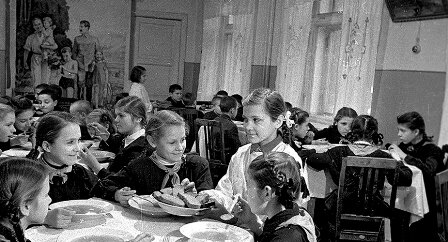 Во многих обычных детских домах, в отличие от образцовых (на фото), проверяющие обнаруживали недостаточное питание детей и обилие разнообразных болезней (Фото: РГАКФД/Росинформ/Коммерсантъ) 