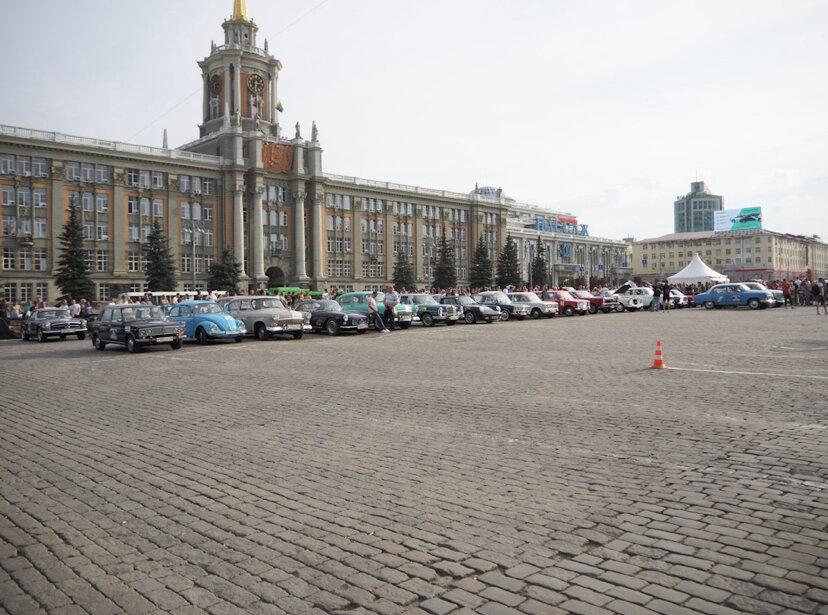 Площадь 1905 года с выставкой Ретро Автомобилей в Екатеринбурге.