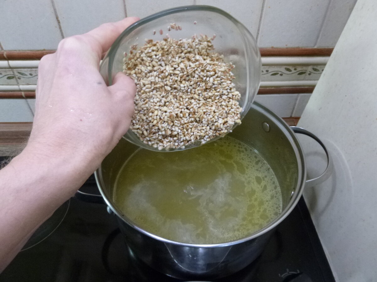 Замачивать ли перловку. Вода перловка варка. Перловка на воде. Надо ли промывать макароны после варки холодной.