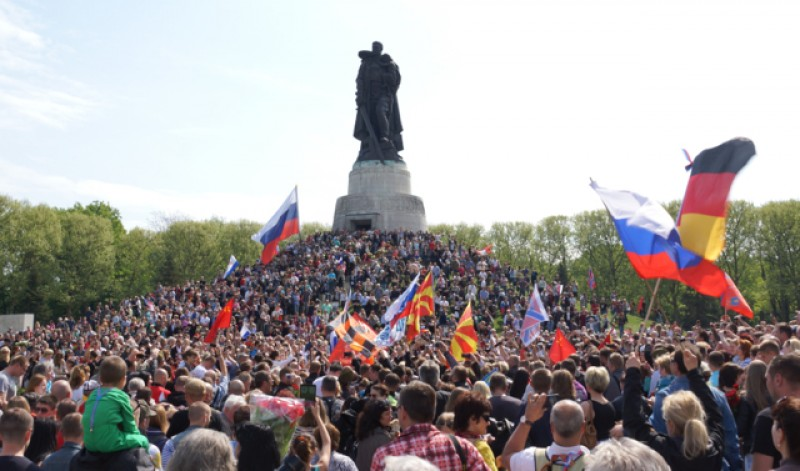Фото из отрытых источников. Трептов парк в Берлине. День Победы - 9 мая 2018 года.