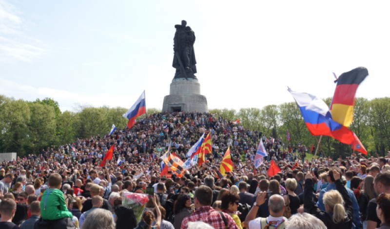 Немецкий маи. Трептов парк 9 мая. Парад в Трептов парке в Берлине 9 мая. Парад 9 мая Трептов-парке. Трептов парк день Победы в Берлине 2016.