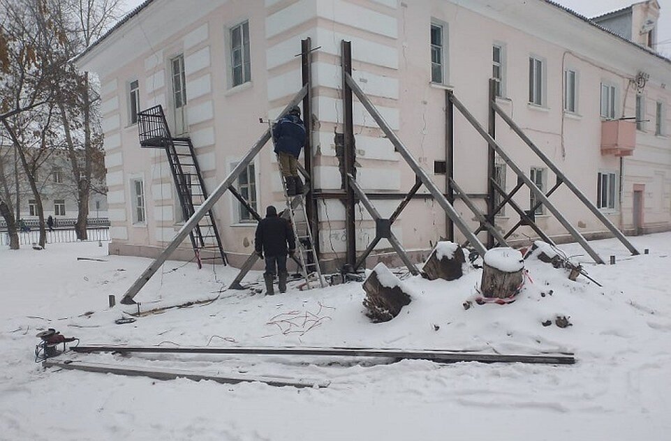 Ремонтные работы дома. Фото: М. Хомякова