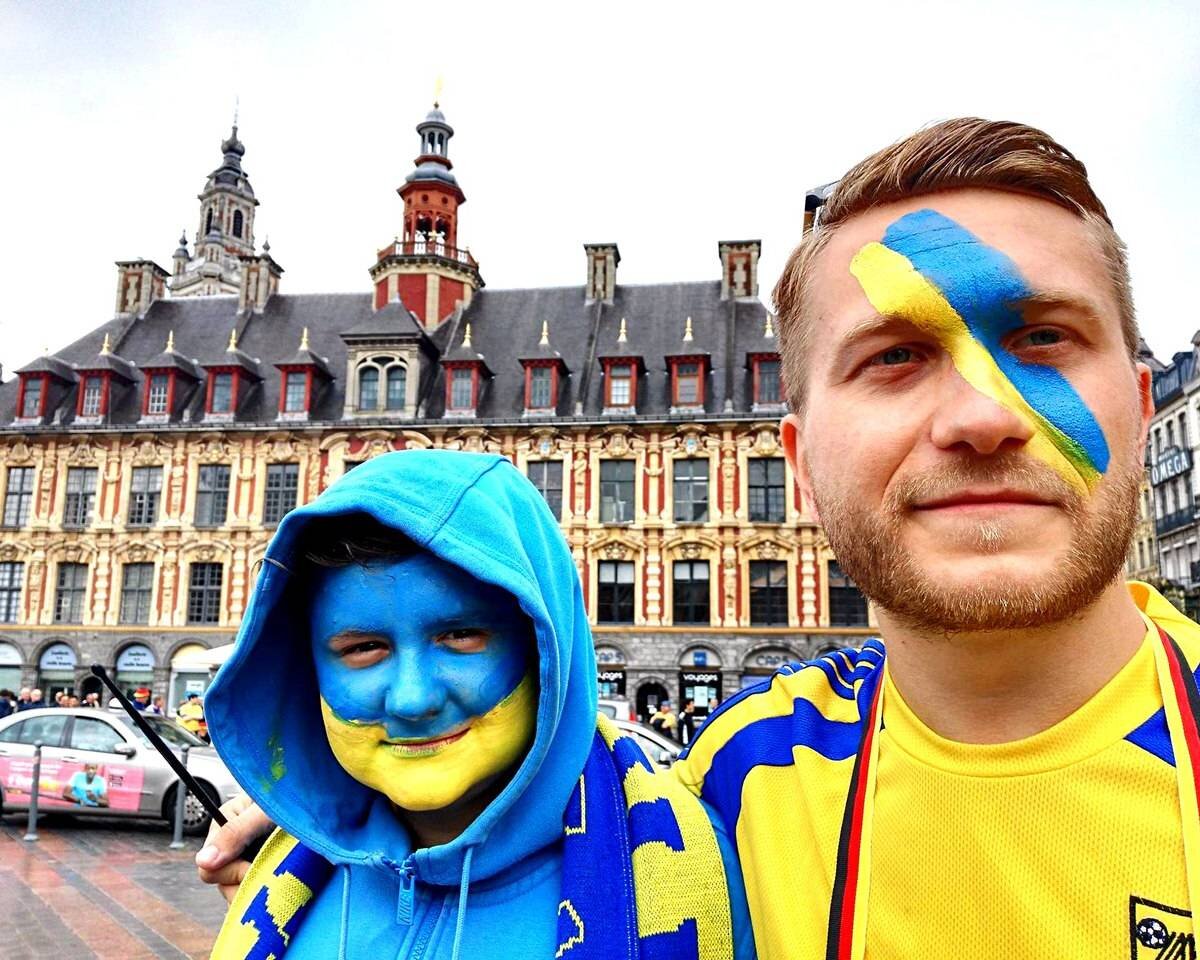 украинские женщины в европе. украинский европеец. украинский европеец. укаринские беженки в германии. беженцы с флагами украины.