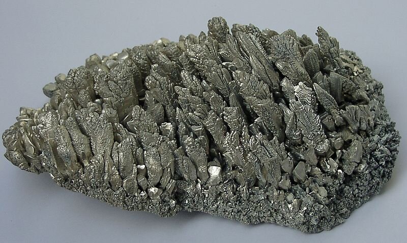 Магний. https://upload.wikimedia.org/wikipedia/commons/thumb/3/3f/Magnesium_crystals.jpg/800px-Magnesium_crystals.jpg