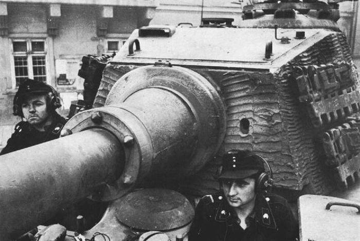 Танкисты на броне  Panzerkampfwagen VI Ausf. B "Королевский тигр "