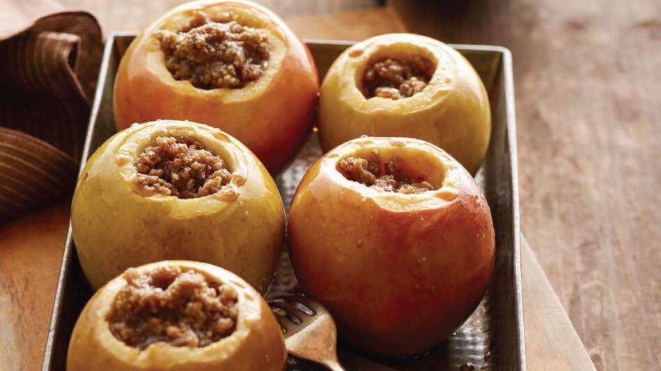 Печеные яблоки при диабете. Печеные яблоки. Запеченное яблоко калорийность. Запечённые яблоки в микроволновке. Яблоко запеченное в духовке калорийность.