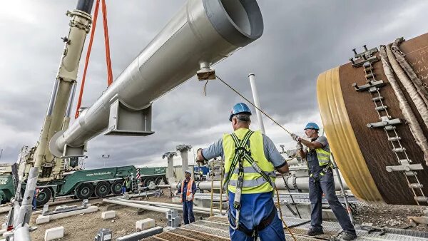 Американский сенат накануне согласовал оборонный бюджет в размере 738 миллиардов долларов, подразумевающий санкции против "Северного потока — 2", а также военную помощь Украине. Документ должен одобрить Дональд Трамп, который уже заявил о готовности подписать его.Лидер Европейской народной партии, немецкий политик Манфред Вебер назвал неверным решение Вашингтона ввести санкции и упрекнул правительство ФРГ за то, что оно не прилагает достаточно усилий для защиты проекта."Поведение США с "Северным потоком — 2" неправильное. Нельзя вводить санкции против друзей и партнеров и брать экономику в заложники. <...> Мы можем защитить наши интересы только тогда, когда мы работаем совместно с нашими с соседями. Так и следовало сделать с газопроводом", — заявил он в интервью Funke.Вчера, 23:40В Совфеде назвали запуск "Северного потока — 2" ответом на санкции СШАВ то же время Берлин считает, что "Северный поток — 2" могут достроить за месяц: тогда ограничительных мер Соединенных Штатов удастся избежать.