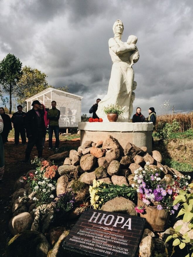 Памятник в селе фото Памятник "Нюра" в деревне Засосье Ленинградской области Канал Мемориал Дзен