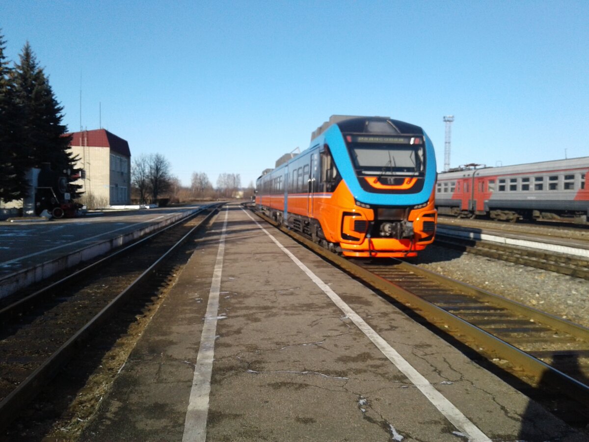 Электричка брянск дятьково. Электричка Дятьково Брянск. Пригородный поезд Дятьково Брянск. Вязьма фаянсовая электричка. Поезд Можайск Вязьма.