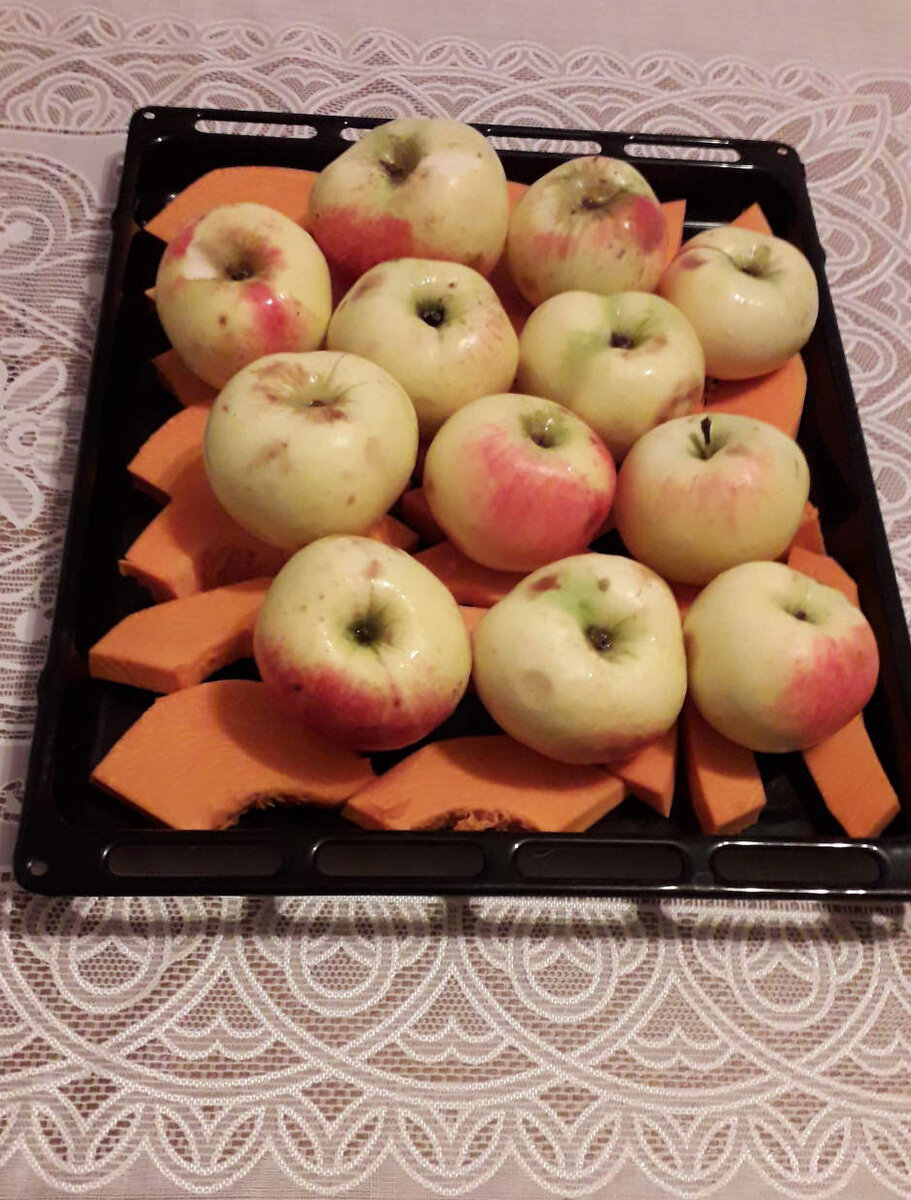 Противень с тыквой и яблоками