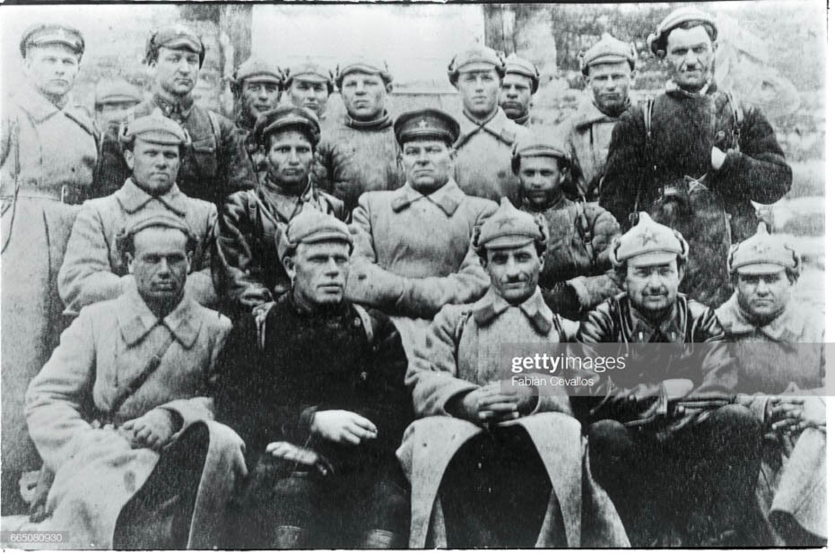 21-летний красноармеец К. У. Черненко (задний ряд, второй справа) со своими боевыми товарищами. 1931 год.