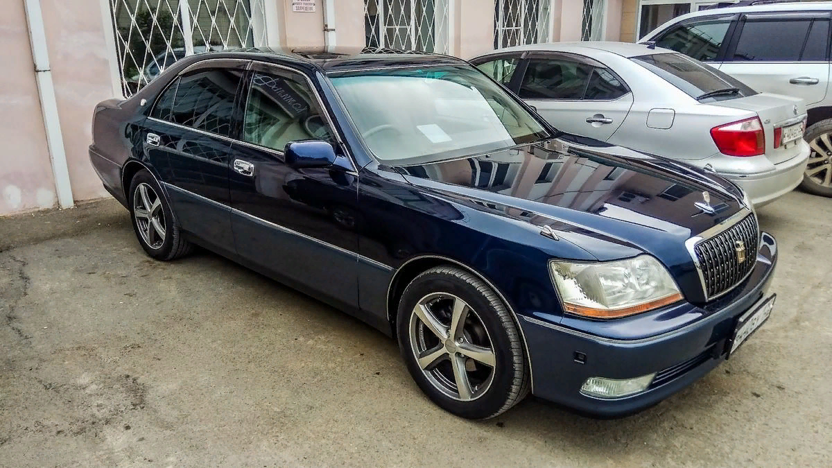 Toyota Crown 2000. Тойота Краун Маджеста 170. Тойота Кроун 2000 года. Тойота Краун Маджеста s200 решетка радиатора.