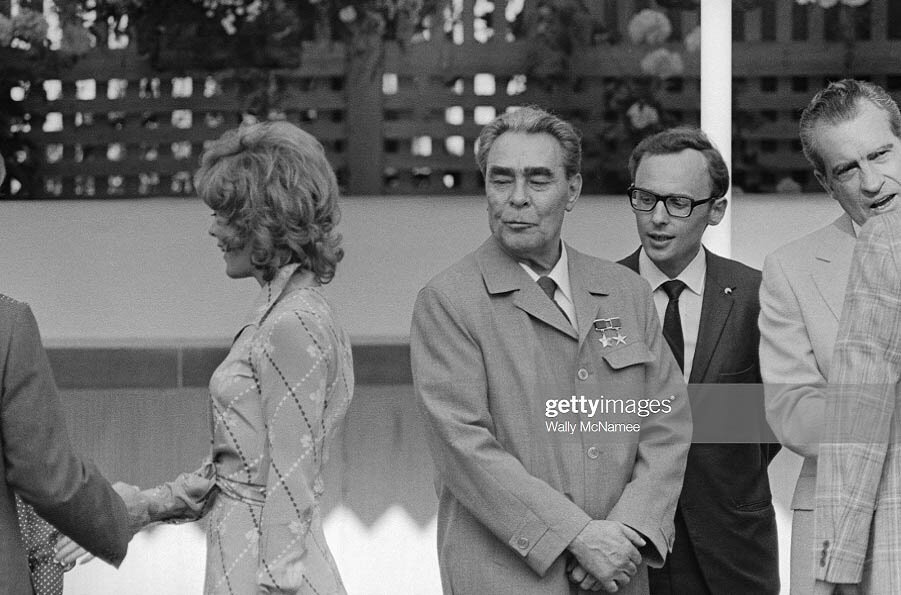 Л. И. Брежнев смотрит вслед американской актрисе Джилл Сент-Джон  во время приёма, устроенного Президентом США Р. Никсоном. Вашингтон, 25 июня 1973 г.