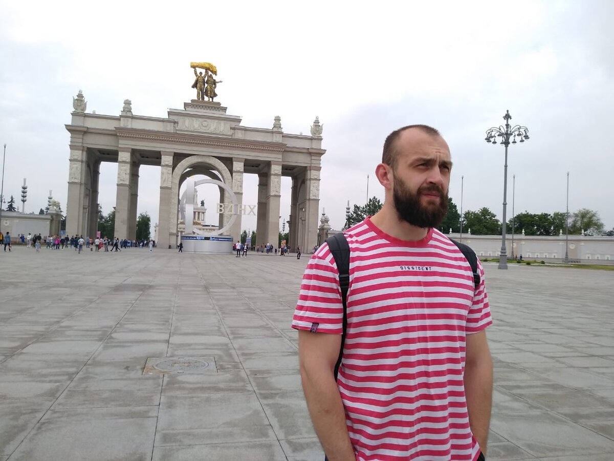 
 
Важный вопрос, от решения которого во многом зависит судьба продукции. Даже гениальный продукт, выполненный на некачественном материале - просто лохмотья. 
 
Различают три основных типа качества трикотажного полотна. Не углубляясь в детали и нюансы производства распишу плюсы и минусы. 
 
👉 Опененд ( сокращенно ОЕ )
Худший и самый дешевый тип полотна. Шершавый на ощупь и с заметным ворсом на лицевой стороне. Этот материал быстро скатывается, может сильно деформироваться при стирке. Бонусом можно получить быстрое выцветание и непредсказуемое время носки. Если турецкий ОЕ еще более менее, то узбекский - караул. Изделия из этой ткани подходят разве что для промо акций. Снял и выбросил. 
 
👉 Ринг или карде
 
Более хороший тип полотна. Меньше деформируется, может совсем не выцветать. Имеет незначительный ворс и шероховатость поверхности. Изделия из этого полотна довольно неплохи в носке, но для конкуренции на современном рынке, на наш взгляд, этого недостаточно. 
 
👉 Пенье (РЕ) 
Полотно наивысшего качества. Начеса нет - лицевая сторона гладкая. Стирать можно камнем на реке - ткань не вытягивается и не деформируется в носке ( при условии качественного пошива ). Это самый дорогой и самый качественный тип полотна. 
 
Эту стат я ранее писал для группы своего швейного цеха. Но написал так классно, что тут ни убавить ни прибавить. Бей в сердце и я расскажу, как рассчитать нужное количество трикотажа.