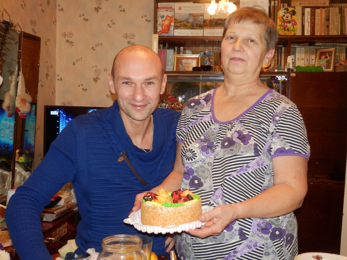 Фото автора. Я, наша бабушка и её угощения