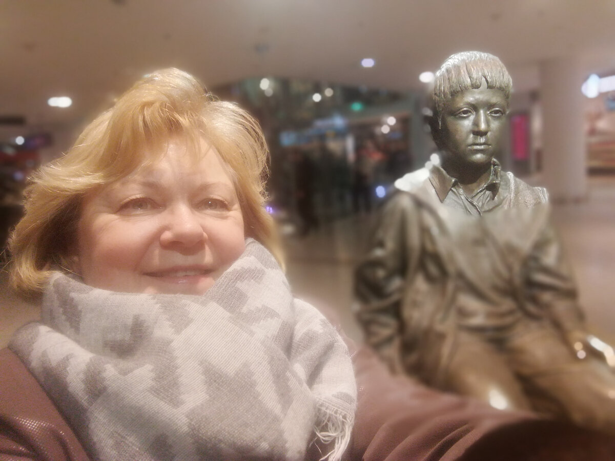 мальчик-эмигрант на чемодане в Центральном вокзале