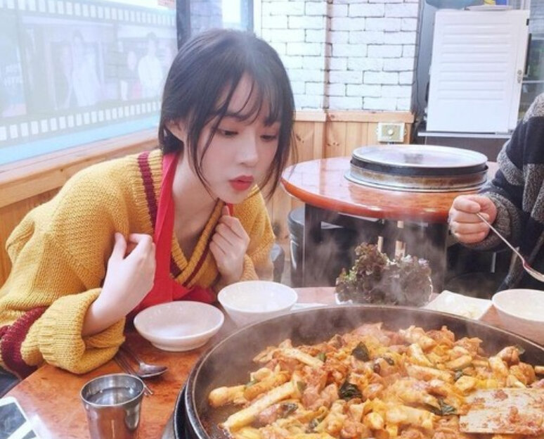 Что японкам приходится делать мужу. Что едят корейцы. Корейская девушка кушает. Корейцы кушают. Кореец ест лапшу.