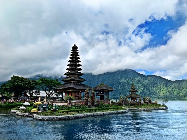  Утопающий в облаках храм Ulun Danu Bratan Temple в провинции Табанан.