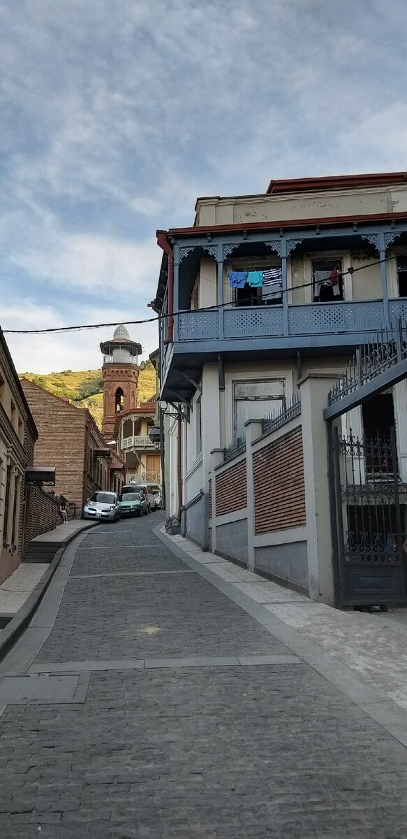 Узкие улочки в центре старого Тбилиси.