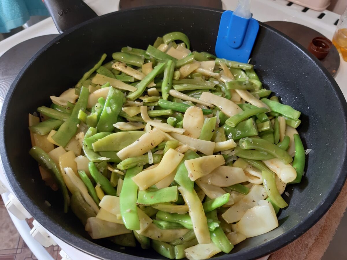 Рецепт фасоли стручковой свежей на сковороде. Омлет со стручковой фасолью. Яичница со стручковой фасолью. Яичница со стручковой фасолью на сковороде. Омлет со стручковой фасолью на сковороде.