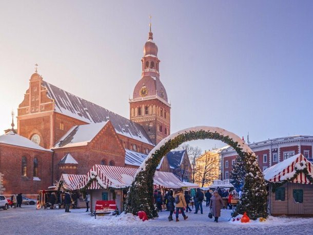 Рождественский рынок на Домской площади в Риге