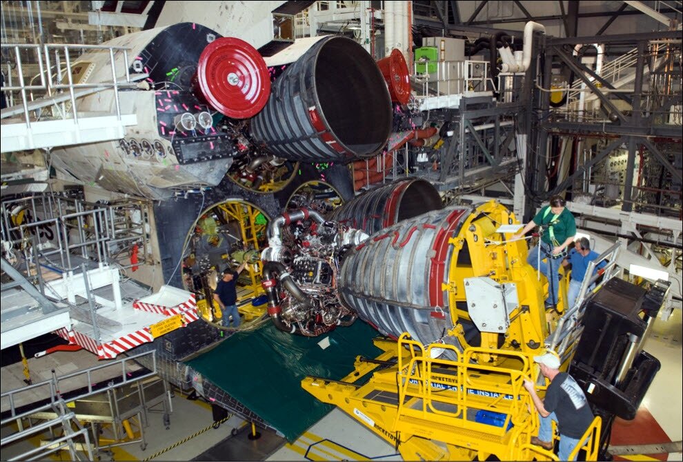 Демонтаж отработавших РД RS-25 с челнока