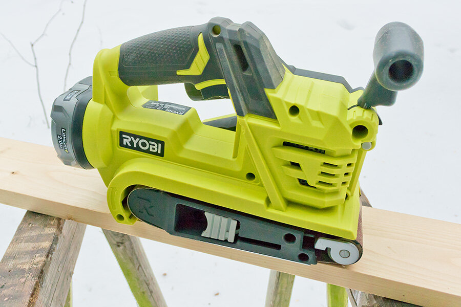 Ленточная шлифмашина Ryobi ONE+ R18BS. (Источник: фото автора)