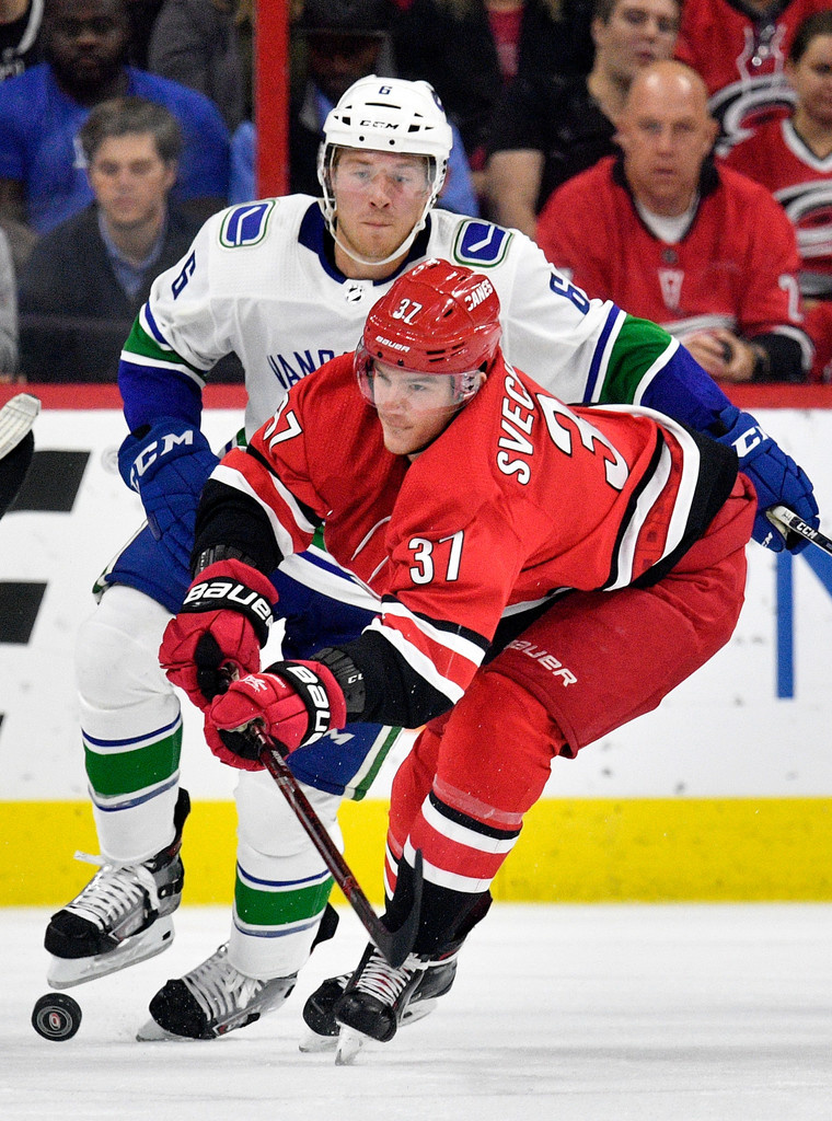 Андрей Свечников в борьбе за шайбу.                  фото: открытые источники сети.