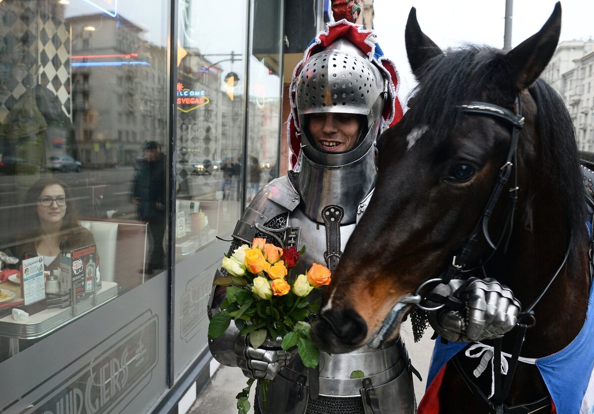 © PHOTO: SPUTNIK / МАКСИМ БЛИНОВРомантическая акция "Рыцарь Любви"Святой Валентин сочувствовал влюбленным и старался всячески им помочь — мирил поссорившихся возлюбленных, сочинял для них письма с признаниями в любви, дарил цветы молодым супругам и тайно венчал солдат.