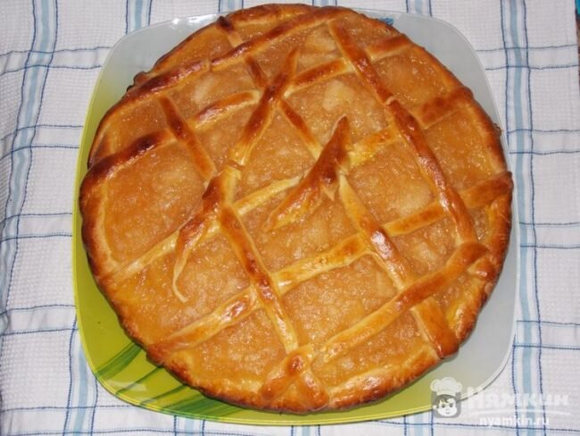 Рецепты пирогов с вареньем пригодятся каждому домашнему кулинару. Какое вы бы не выбрали варенье, по нашему рецепту пирог получится вкусный и нежный.
