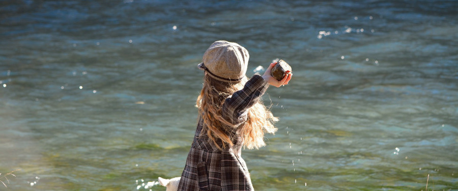 Бросок камня для нас очевиден и интуитивно понятен. Например, если бы скорость света составляла 200 км / ч, специальная теория относительности была бы для нас интуитивно понятна. Там не было бы ничего удивительного.