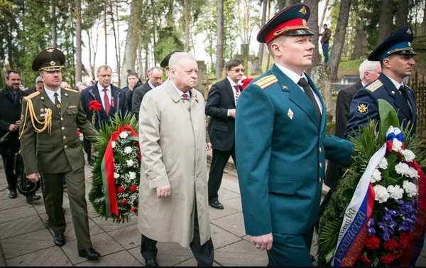 2017 год. Посол РФ в Литве Александр Удальцов   возлагает венки к монументу "лесным братьям. А позади российского посла белорусский. Фото от burckina-new. 