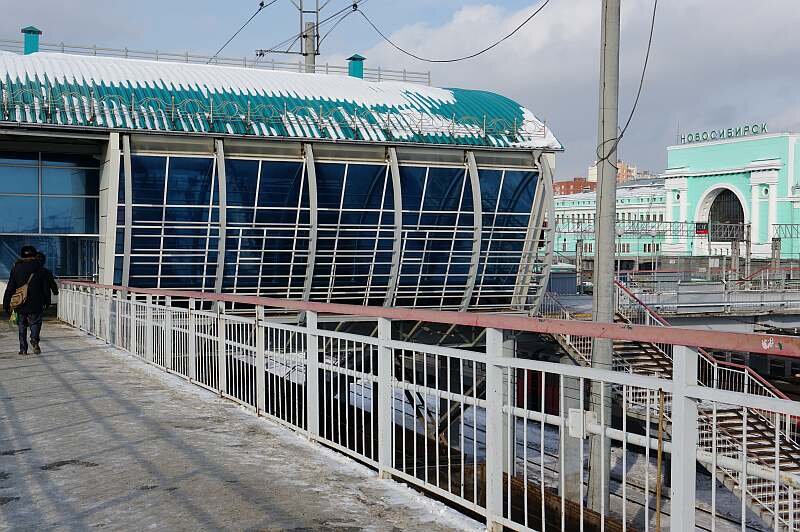 0км, павильон с турникетами установлен прямо на переходном мосту
