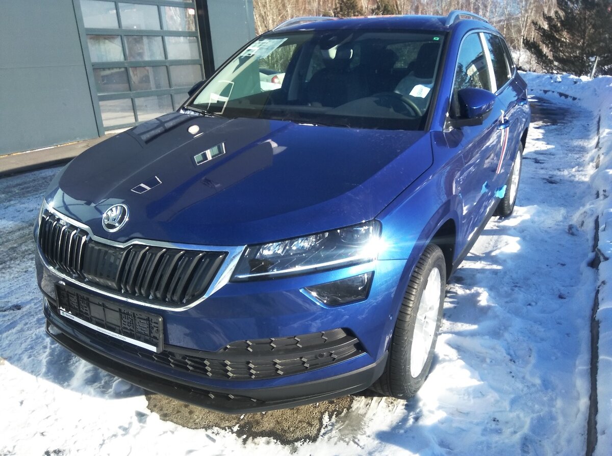 Внешне Karoq смотрится довольно скромно, что характерно для Skoda