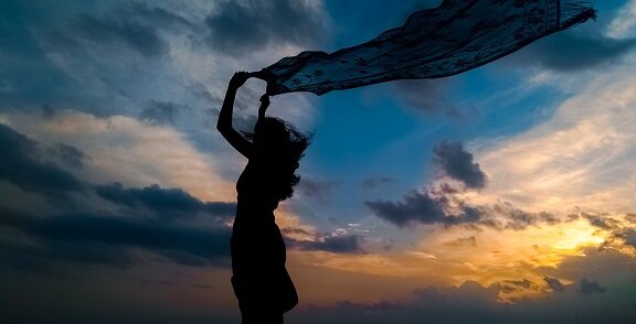 Фото: pixabay.com В качестве иллюстрации того, как НЕ нужно держать вещи на ветру, чтобы они оставались при тебе! 