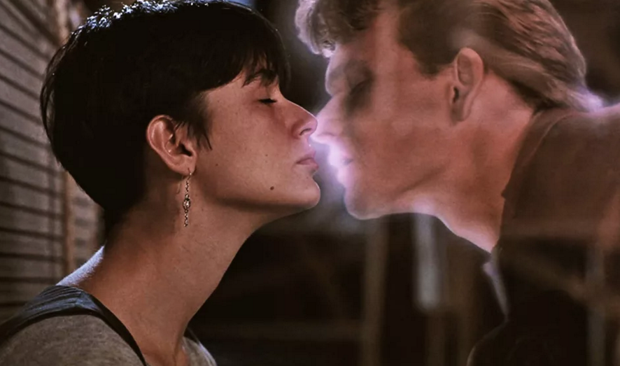 Кадр из фильма "Привидение"