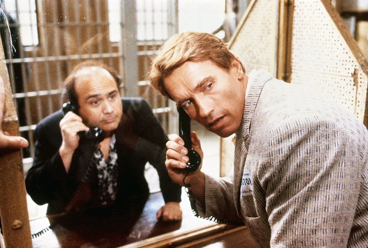 - Алло, Арнольдик! Ты сейчас упадёшь! 