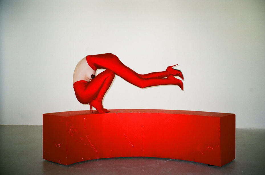 Данини, Peep show, серия «Приватные перформансы», документация, 2019.