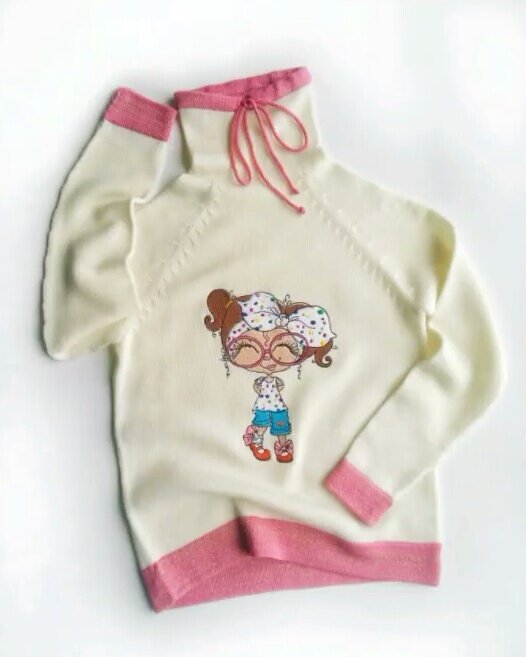 Свитшоты из итальянской пряжи, связанные на машине и украшенные машинной вышивкой.