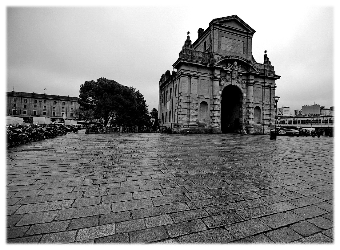 Похоже, это бывшие городские ворота, с папским гербом над входом. Болонья была одним из главных городов Папской Области.Фото автора