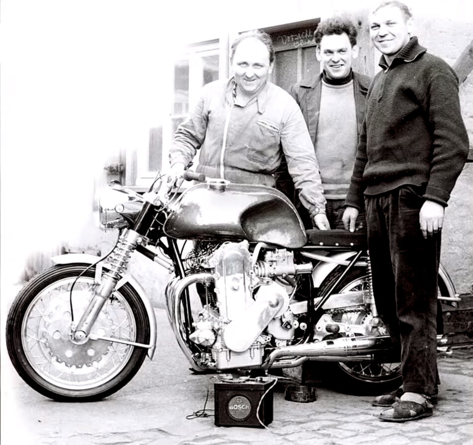 Фридл Мюнх с друзьями по мастерской