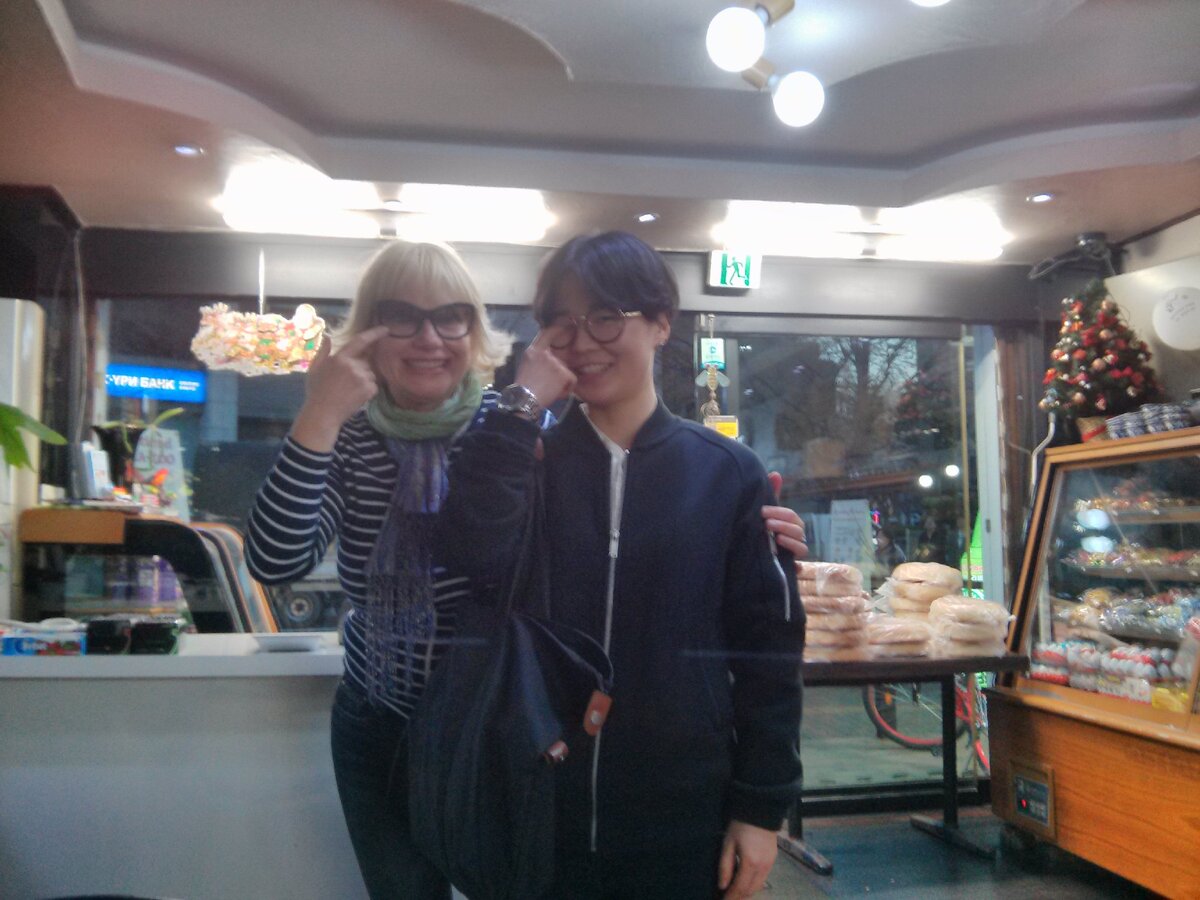 В очках нет линз - показывает мне моя новая знакомая Хё Ын Чжо