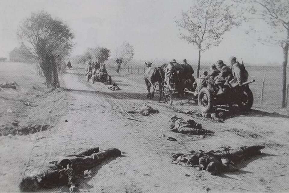 Осень 1944 года. Неубранные тела немецких солдат на дороге. Восточная Пруссия.