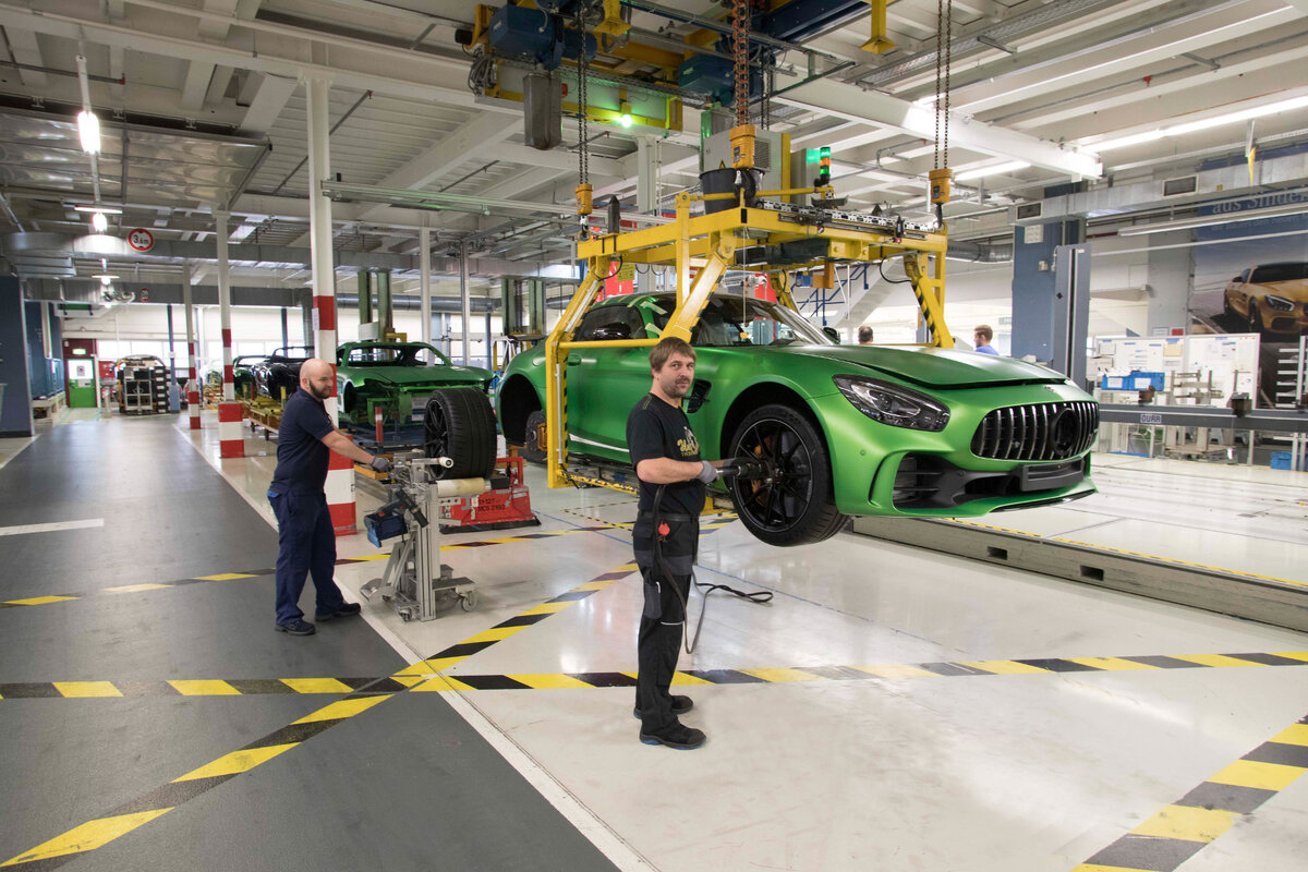 Чтобы защитить сотрудников, Daimler также останавливает большую часть производства в Европе из-за коронного кризиса.