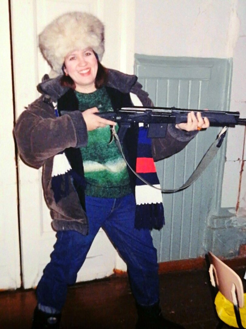 Очень срочно! Познакомлюсь  с респектабельным мужчиной.
Час , конечно неурочный,
Но на то своя причина.

Чтобы был с запасом гречки,
и с наличием патронов.
О себе - мой дом у речки.
Поле, рядом лес огромный.

Сахар есть сто килограммов,
соль, мука, пол тонны мыла.
А вот гречку и патроны
я купить совсем забыла.

Вы себя не утруждайте
Ваше фото мне не надо.
С  чем сказала приезжайте!
Ой! Ещё бы  шоколада!!!

Я живу довольно скромно,
Тихо и ..."Сайга" за печкой.
Не забудь только патронов!
ну и шоколада с гречкой.


Марина Торочкова